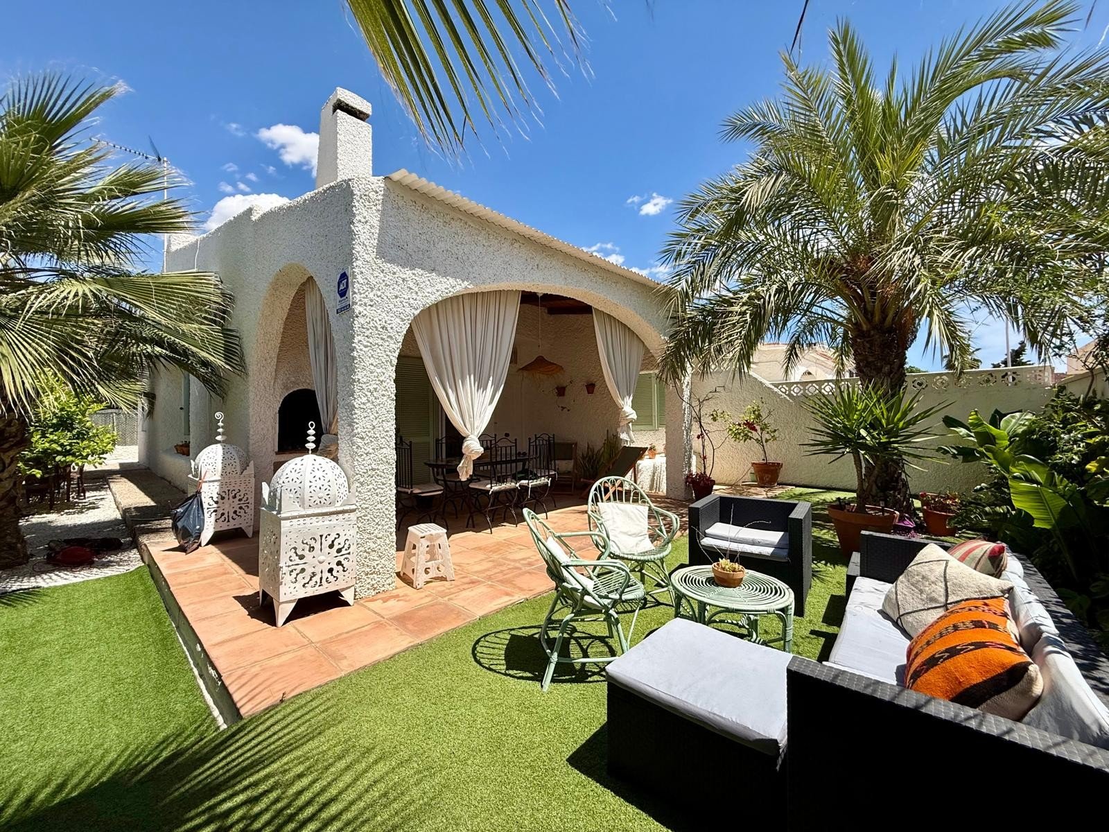   Mediterranean style bungalow villa with an easily maintained garden located just 800m from the beaches of Campoamor
The property distribut