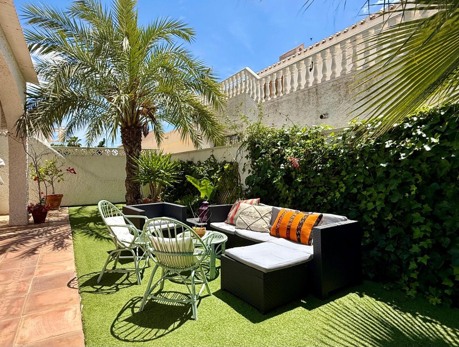   Mediterranean style bungalow villa with an easily maintained garden located just 800m from the beaches of Campoamor
The property distribut