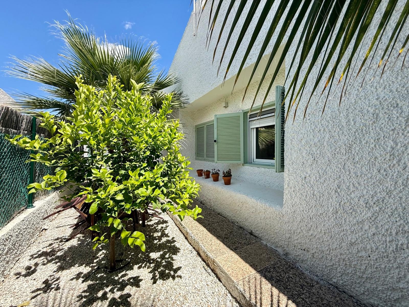   Mediterranean style bungalow villa with an easily maintained garden located just 800m from the beaches of Campoamor
The property distribut