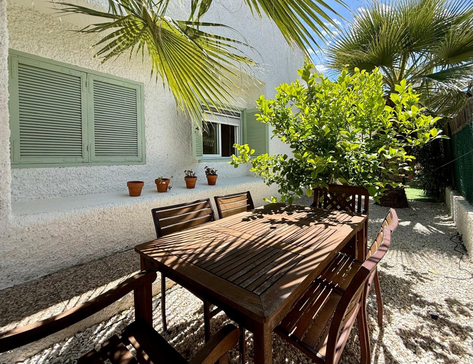   Mediterranean style bungalow villa with an easily maintained garden located just 800m from the beaches of Campoamor
The property distribut