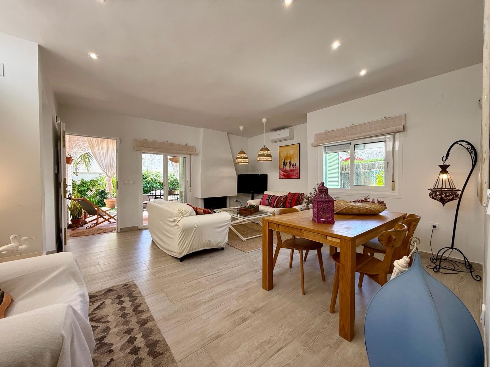   Mediterranean style bungalow villa with an easily maintained garden located just 800m from the beaches of Campoamor
The property distribut