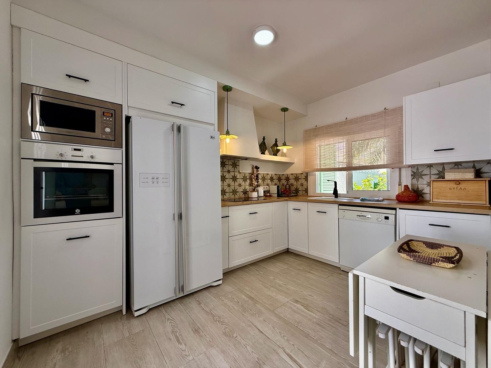   Mediterranean style bungalow villa with an easily maintained garden located just 800m from the beaches of Campoamor
The property distribut