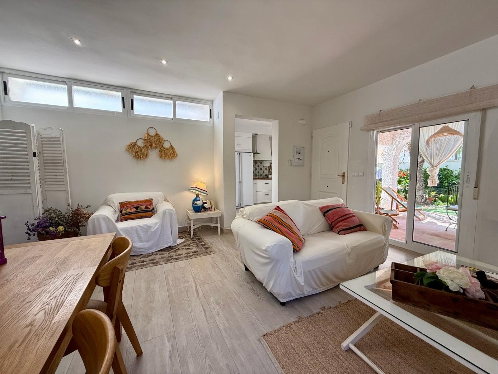   Mediterranean style bungalow villa with an easily maintained garden located just 800m from the beaches of Campoamor
The property distribut