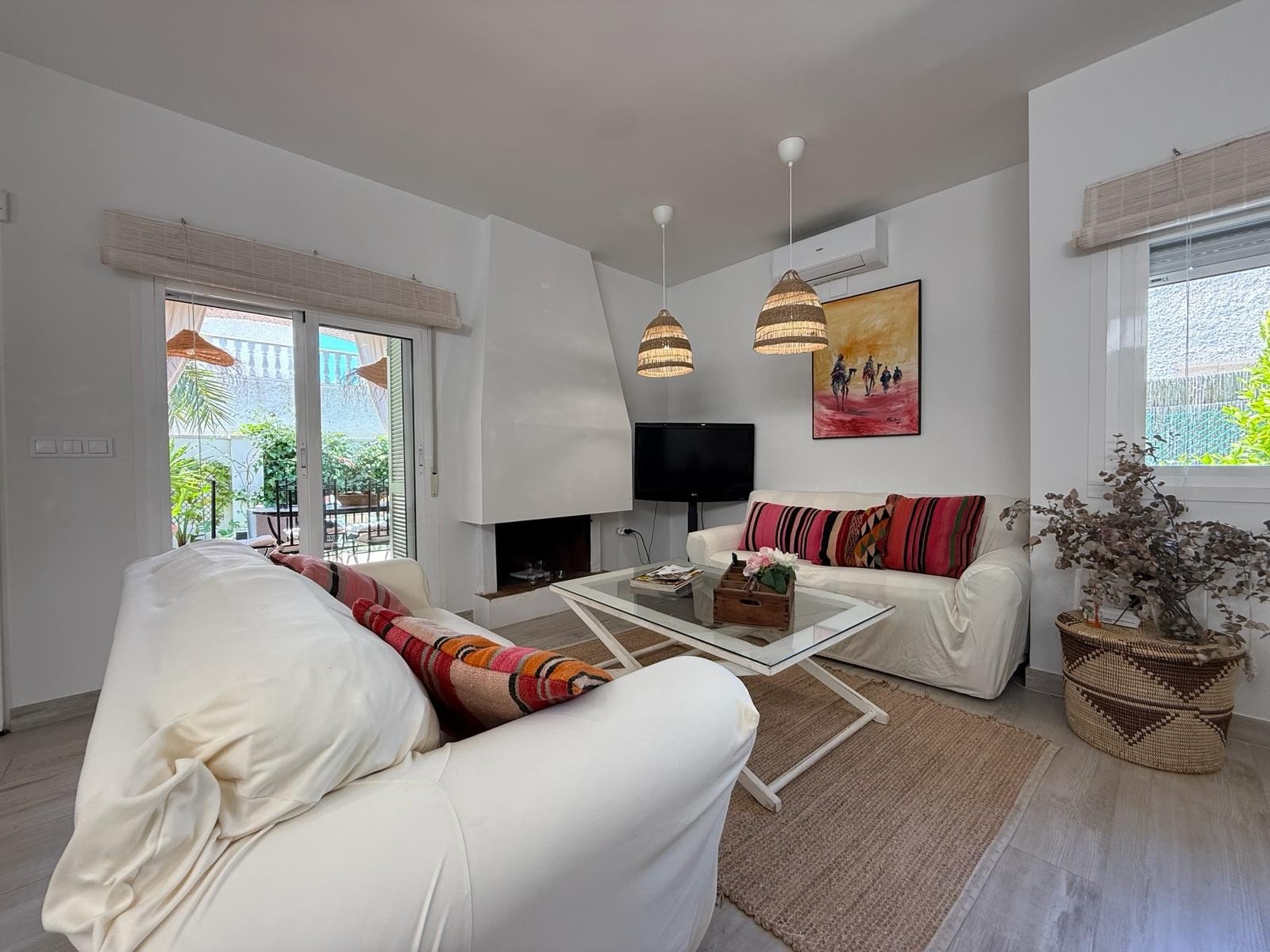   Mediterranean style bungalow villa with an easily maintained garden located just 800m from the beaches of Campoamor
The property distribut