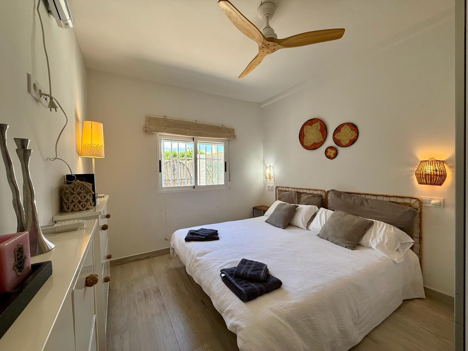   Mediterranean style bungalow villa with an easily maintained garden located just 800m from the beaches of Campoamor
The property distribut