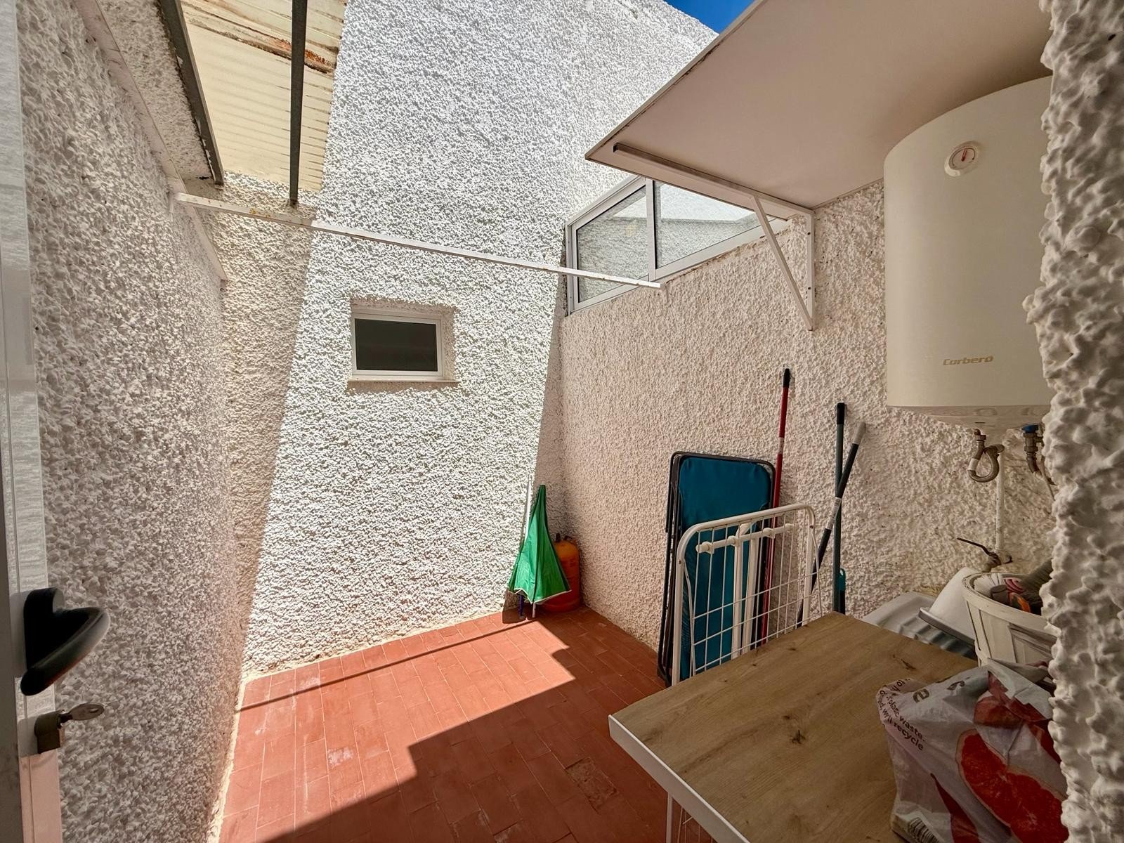   Mediterranean style bungalow villa with an easily maintained garden located just 800m from the beaches of Campoamor
The property distribut