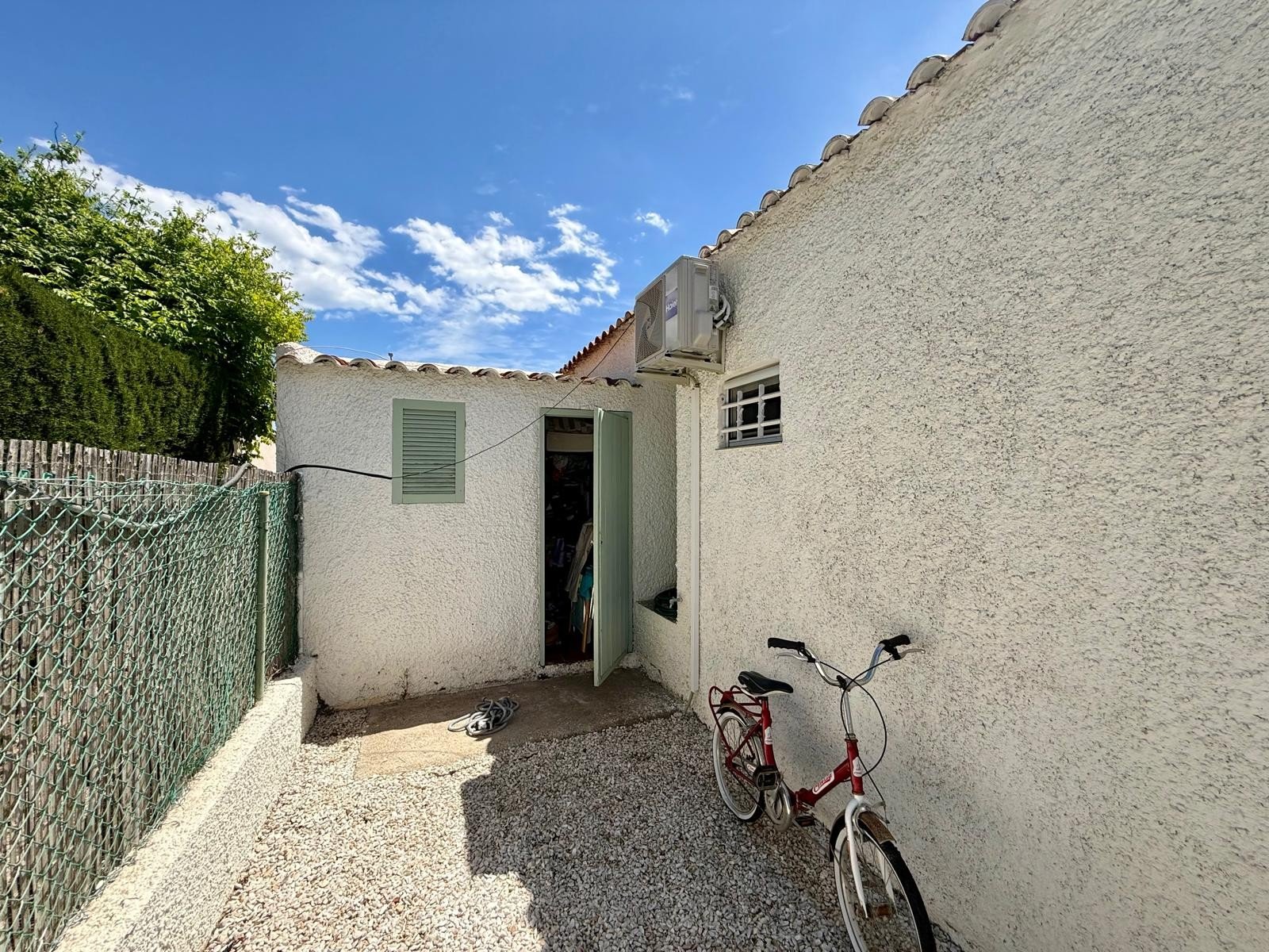   Mediterranean style bungalow villa with an easily maintained garden located just 800m from the beaches of Campoamor
The property distribut