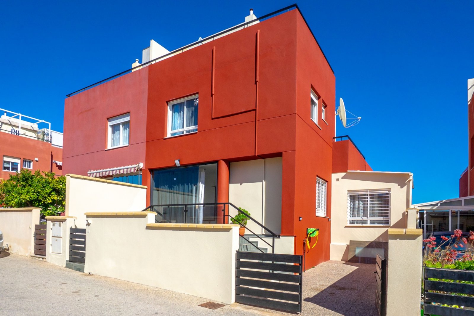 Dieses charmante Reihenhaus mit 3 Schlafzimmern und 2 Badezimmern befindet sich in der begehrten Gegend von Villamartín an der Costa Blanca. Die Immo
