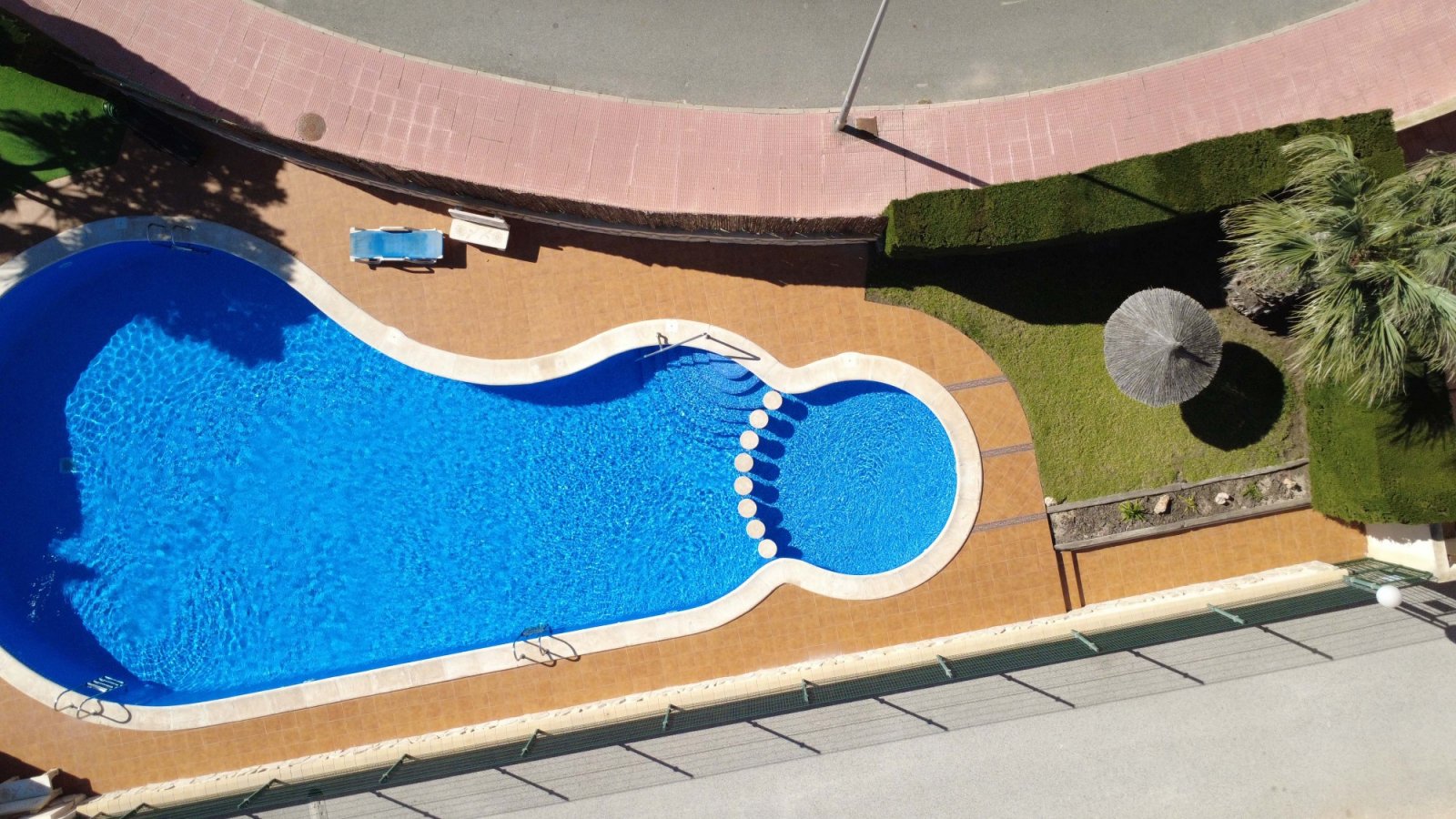 Dieses charmante Reihenhaus mit 3 Schlafzimmern und 2 Badezimmern befindet sich in der begehrten Gegend von Villamartín an der Costa Blanca. Die Immo