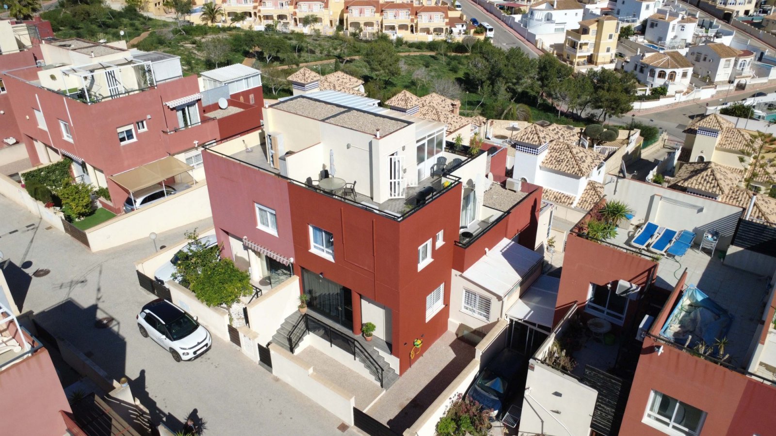 Dieses charmante Reihenhaus mit 3 Schlafzimmern und 2 Badezimmern befindet sich in der begehrten Gegend von Villamartín an der Costa Blanca. Die Immo
