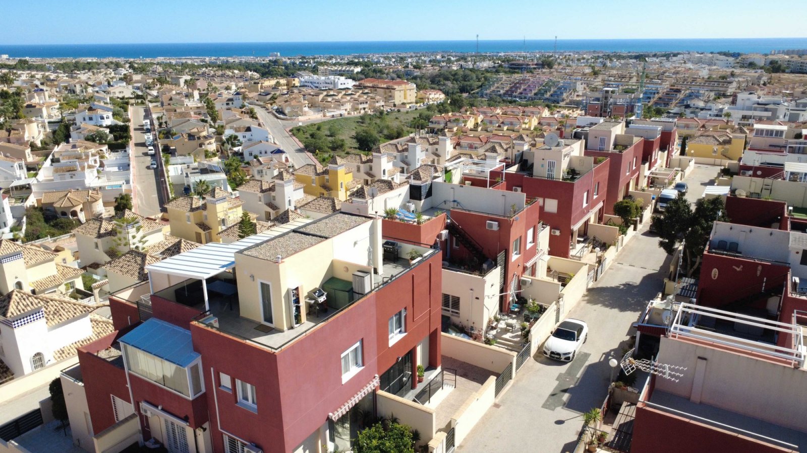 Dieses charmante Reihenhaus mit 3 Schlafzimmern und 2 Badezimmern befindet sich in der begehrten Gegend von Villamartín an der Costa Blanca. Die Immo