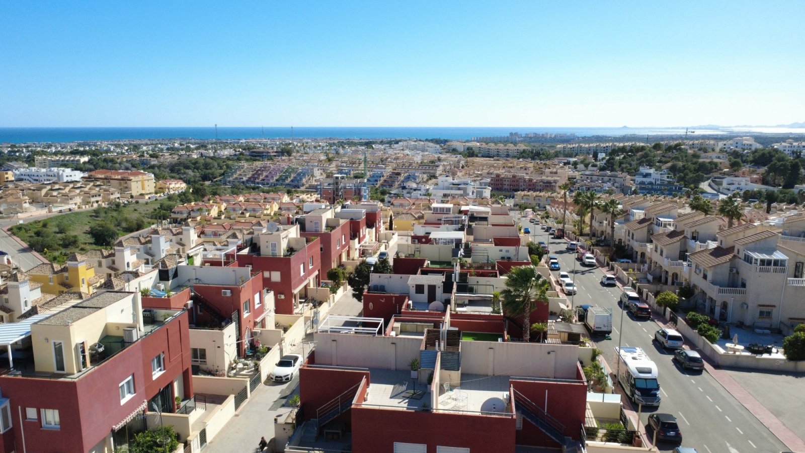 Dieses charmante Reihenhaus mit 3 Schlafzimmern und 2 Badezimmern befindet sich in der begehrten Gegend von Villamartín an der Costa Blanca. Die Immo