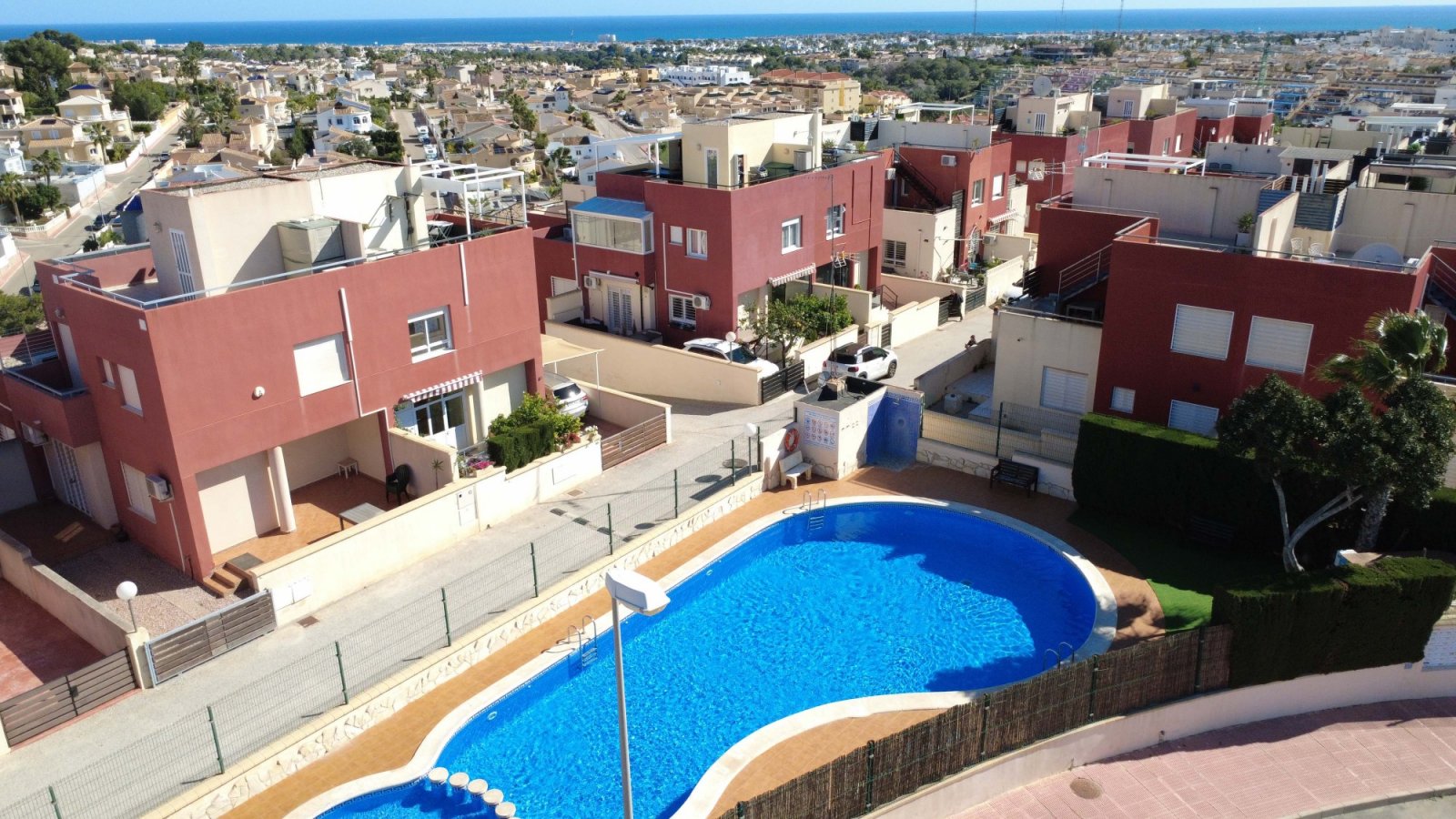 Dieses charmante Reihenhaus mit 3 Schlafzimmern und 2 Badezimmern befindet sich in der begehrten Gegend von Villamartín an der Costa Blanca. Die Immo