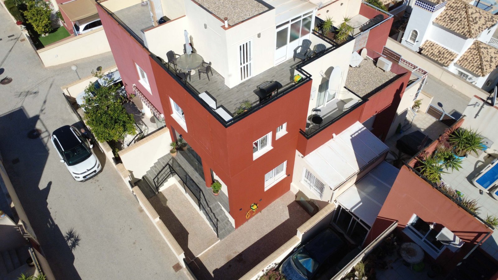 Dieses charmante Reihenhaus mit 3 Schlafzimmern und 2 Badezimmern befindet sich in der begehrten Gegend von Villamartín an der Costa Blanca. Die Immo