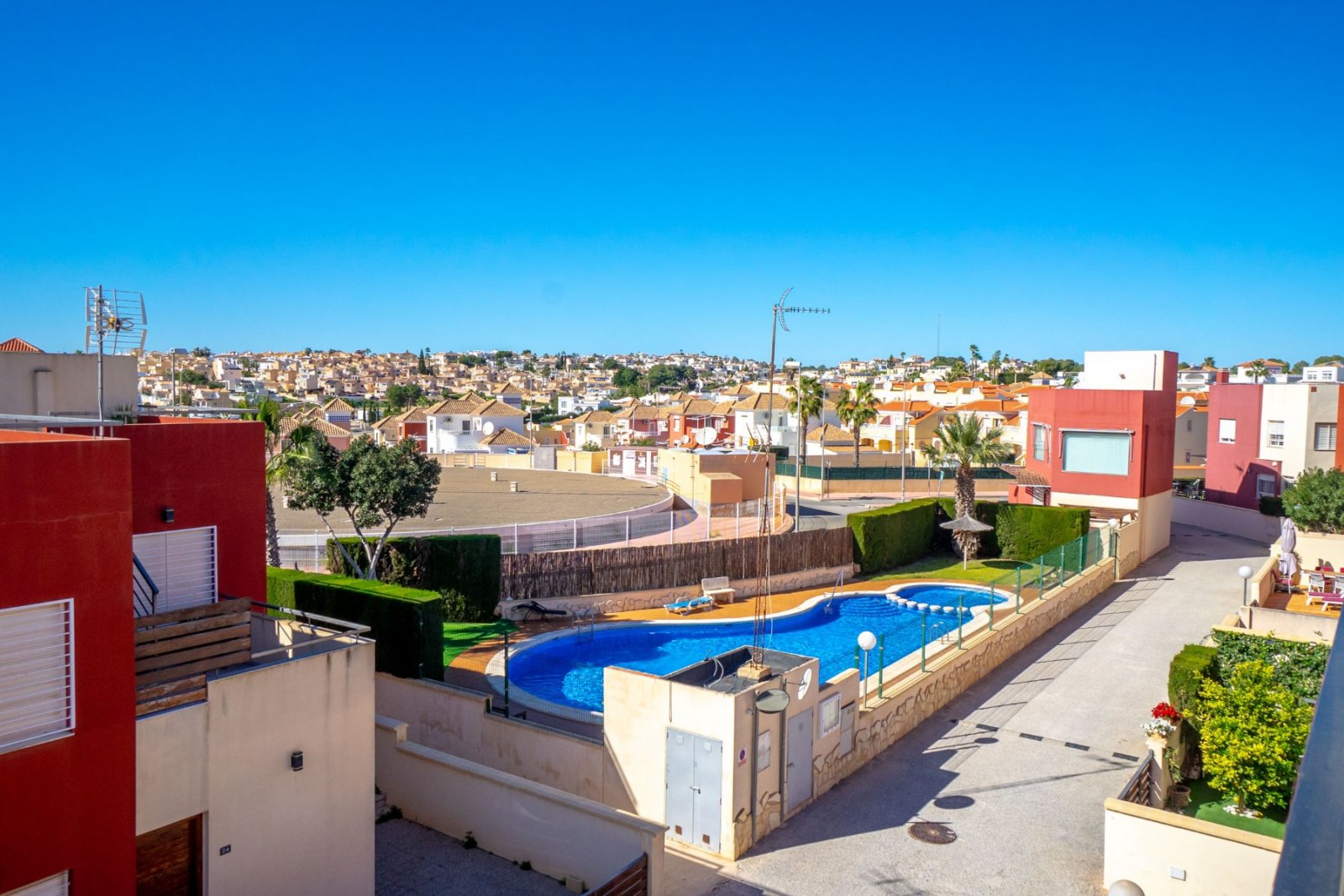 Dieses charmante Reihenhaus mit 3 Schlafzimmern und 2 Badezimmern befindet sich in der begehrten Gegend von Villamartín an der Costa Blanca. Die Immo