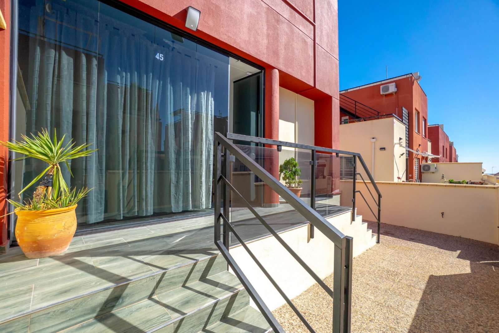 Dieses charmante Reihenhaus mit 3 Schlafzimmern und 2 Badezimmern befindet sich in der begehrten Gegend von Villamartín an der Costa Blanca. Die Immo