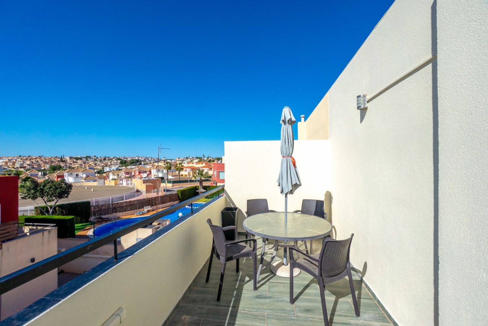 Dieses charmante Reihenhaus mit 3 Schlafzimmern und 2 Badezimmern befindet sich in der begehrten Gegend von Villamartín an der Costa Blanca. Die Immo