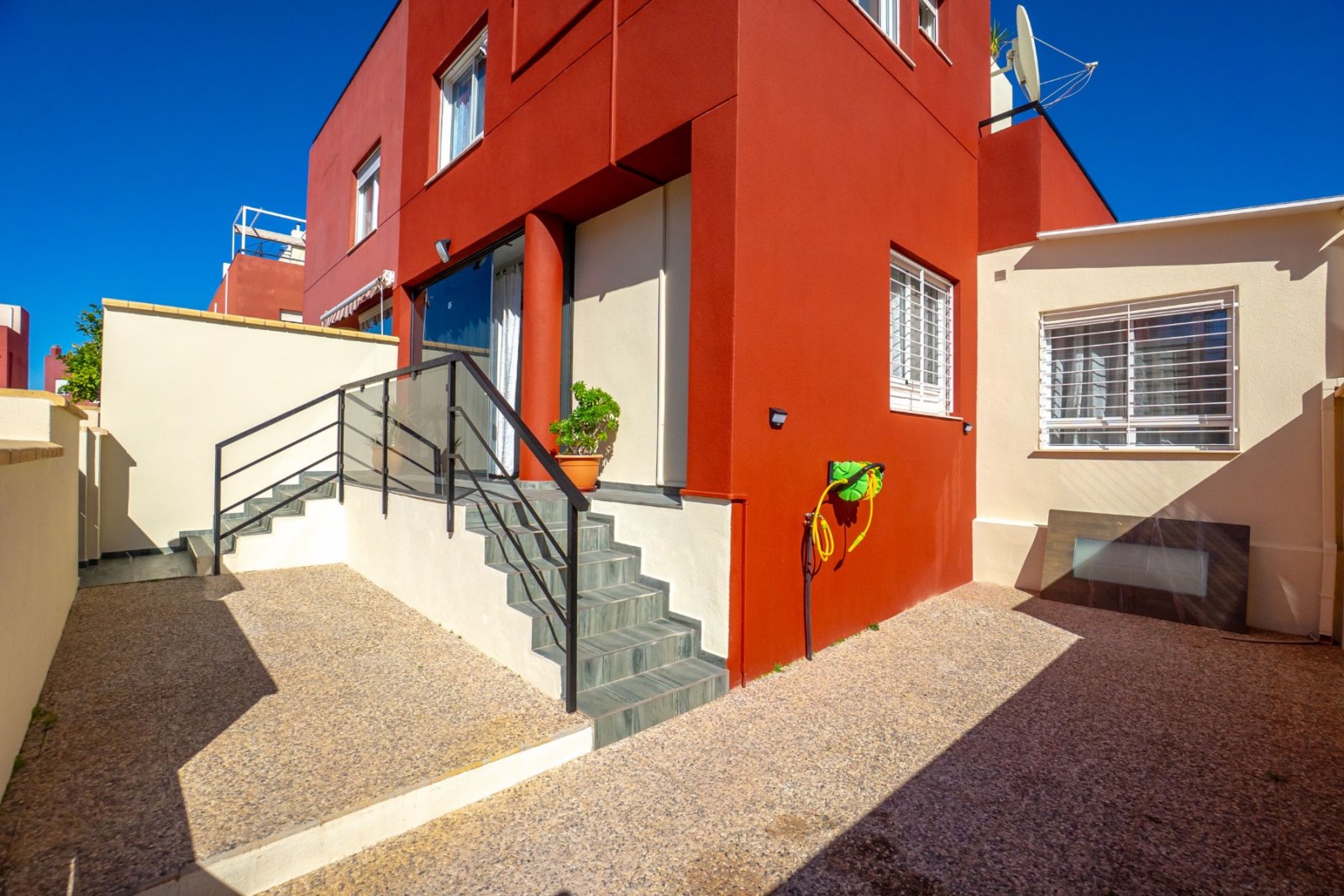 Dieses charmante Reihenhaus mit 3 Schlafzimmern und 2 Badezimmern befindet sich in der begehrten Gegend von Villamartín an der Costa Blanca. Die Immo