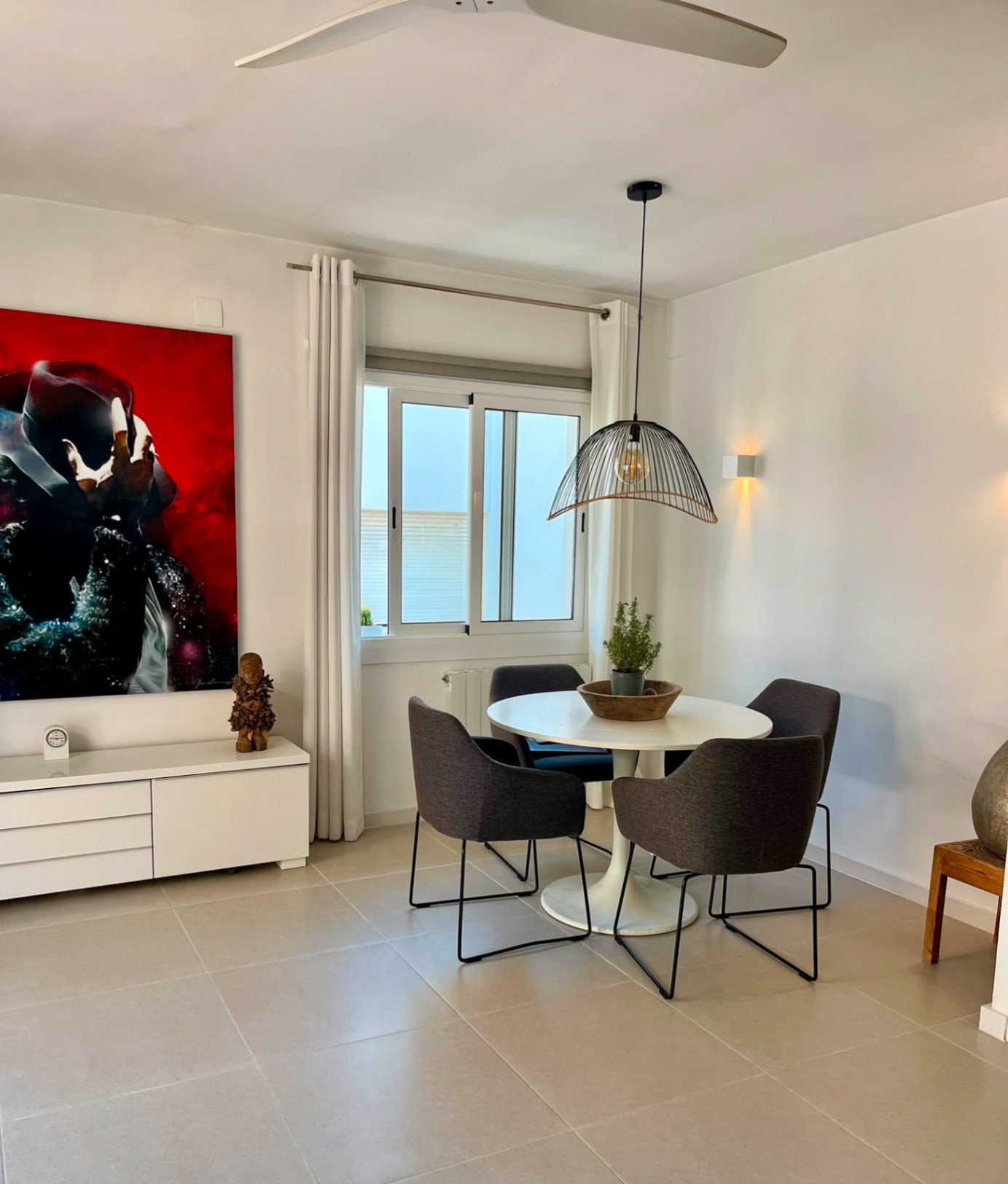 Suchen Sie ein Zuhause mitten im Zentrum, aber ohne Lärm? Diese wunderschön renovierte Wohnung bietet das Beste aus beiden Welten.Mit 79 m² Baufläche