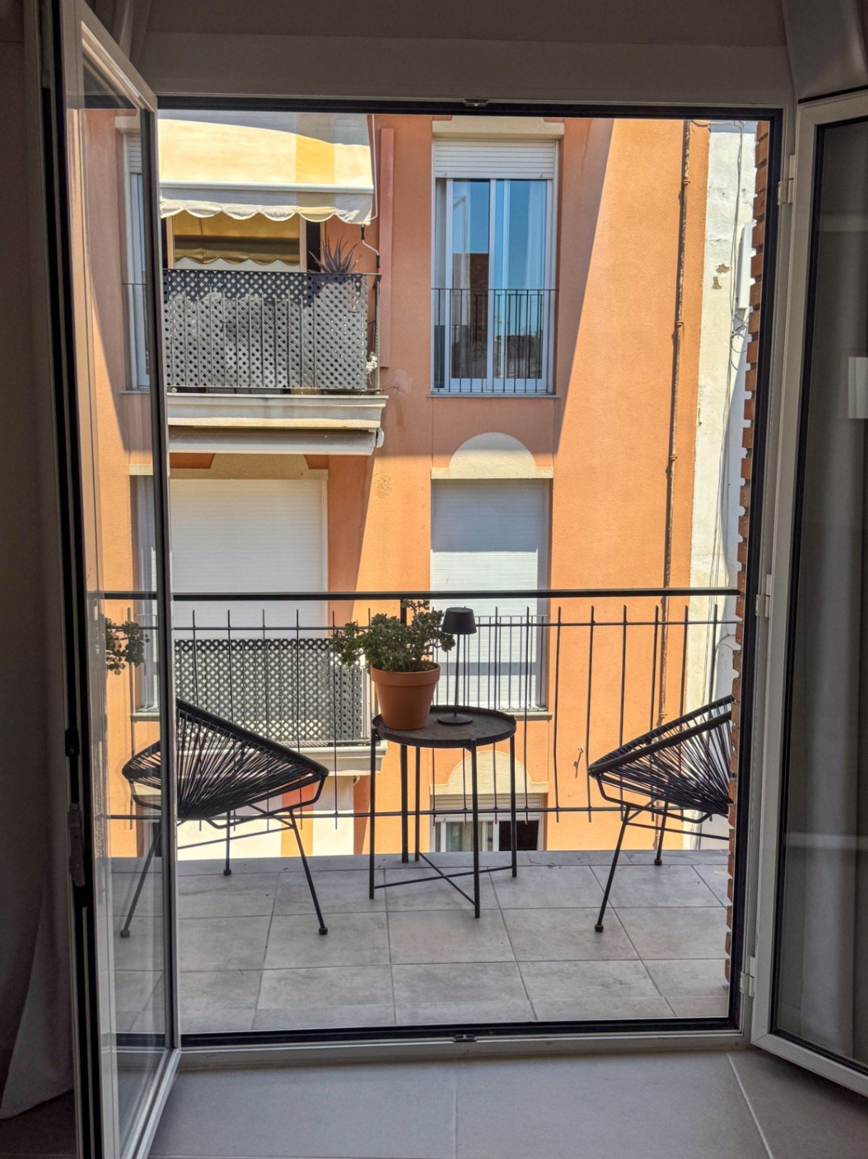 Suchen Sie ein Zuhause mitten im Zentrum, aber ohne Lärm? Diese wunderschön renovierte Wohnung bietet das Beste aus beiden Welten.Mit 79 m² Baufläche