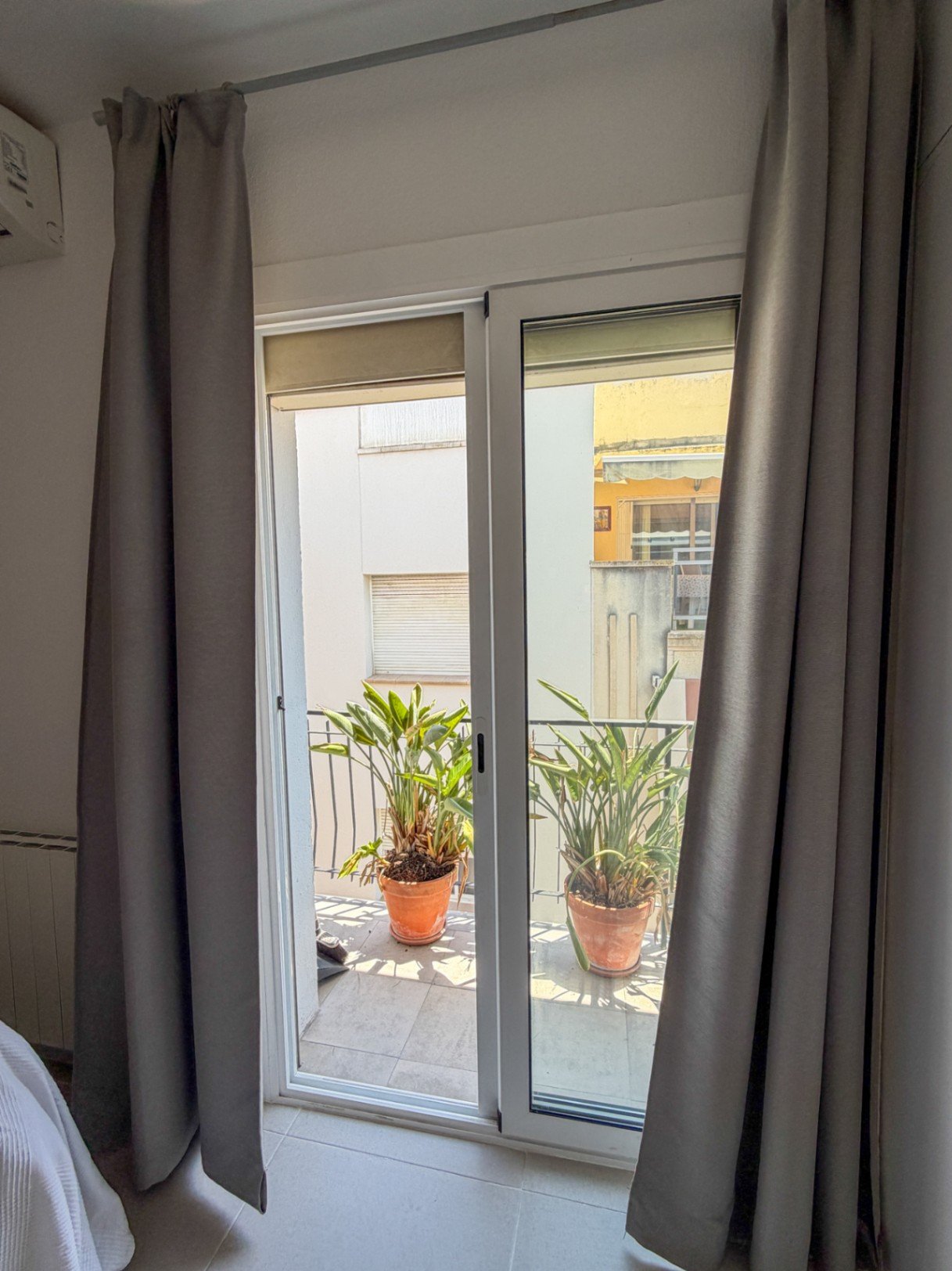 Suchen Sie ein Zuhause mitten im Zentrum, aber ohne Lärm? Diese wunderschön renovierte Wohnung bietet das Beste aus beiden Welten.Mit 79 m² Baufläche