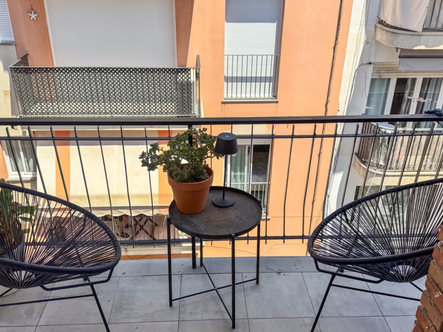 Suchen Sie ein Zuhause mitten im Zentrum, aber ohne Lärm? Diese wunderschön renovierte Wohnung bietet das Beste aus beiden Welten.Mit 79 m² Baufläche