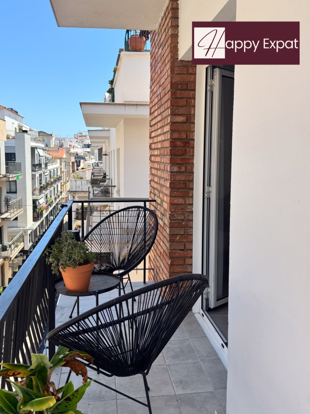 Suchen Sie ein Zuhause mitten im Zentrum, aber ohne Lärm? Diese wunderschön renovierte Wohnung bietet das Beste aus beiden Welten.Mit 79 m² Baufläche