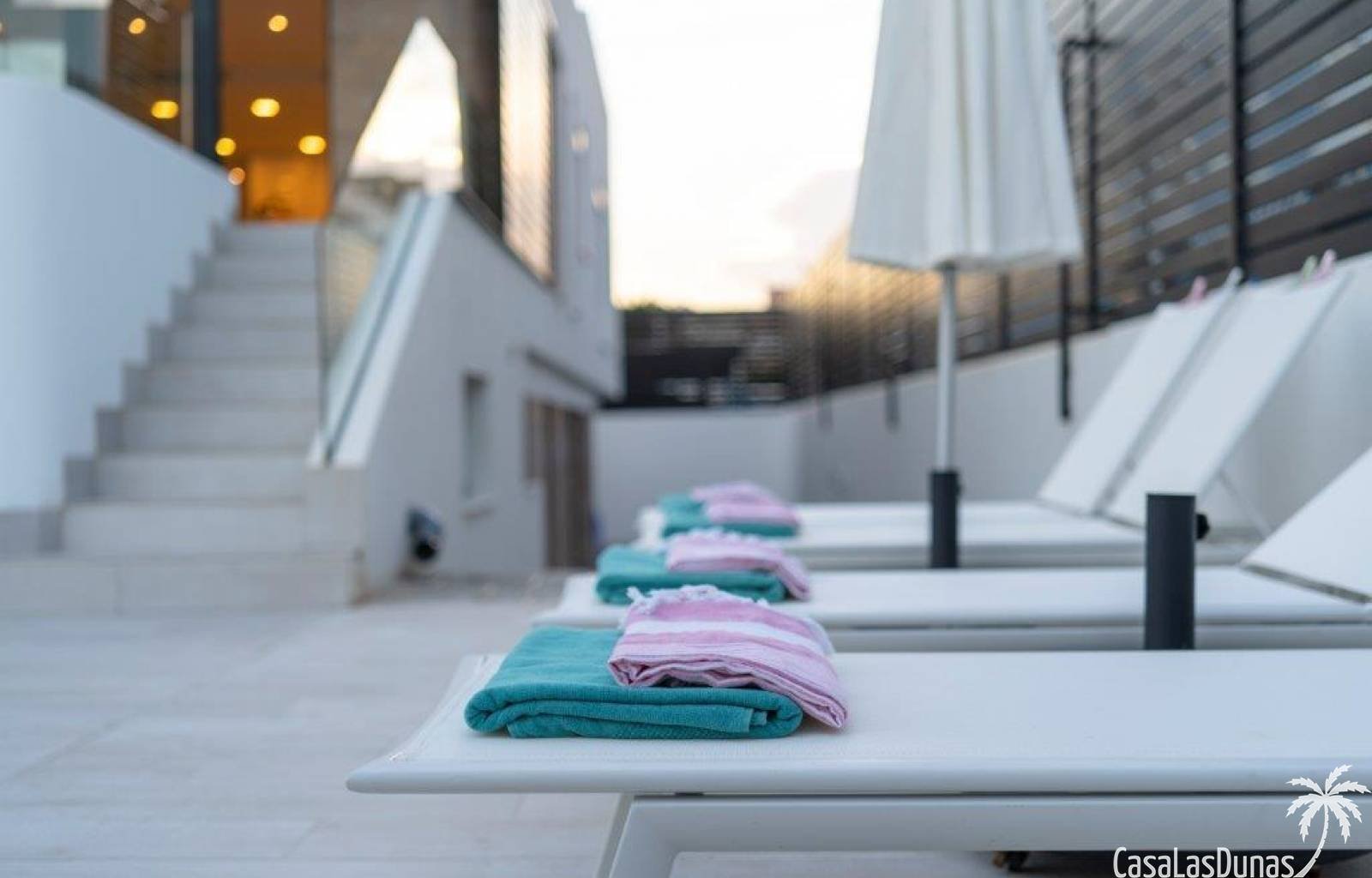  VILLA SUNRISE bietet ein unvergleichliches Urlaubserlebnis für diejenigen, die Luxus und Komfort in einer idyllischen Umgebung suchen. An der wunders