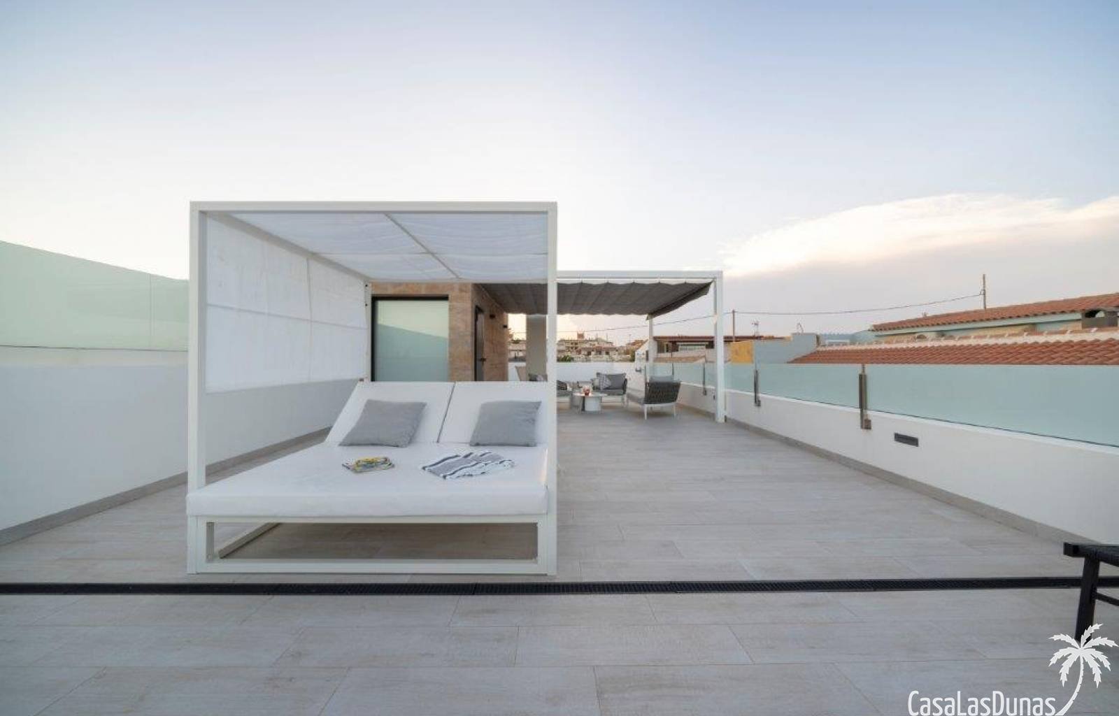  VILLA SUNRISE bietet ein unvergleichliches Urlaubserlebnis für diejenigen, die Luxus und Komfort in einer idyllischen Umgebung suchen. An der wunders