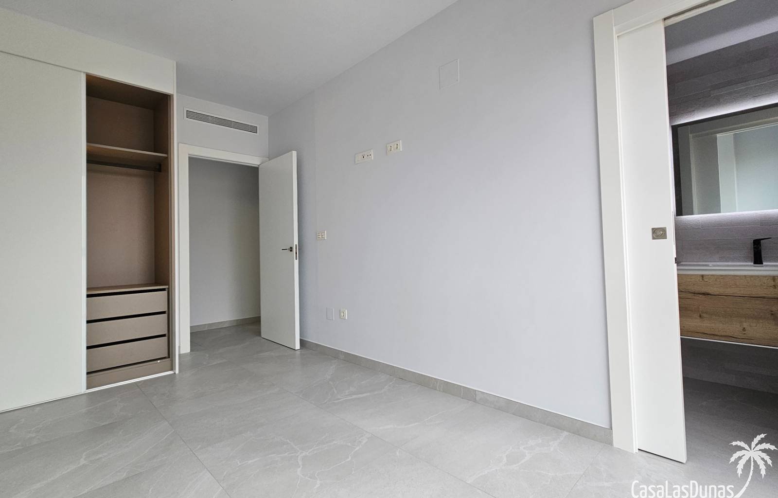  Diese wunderschöne Wohnung, nur wenige Gehminuten vom Sandstrand von Torrevieja entfernt, ist brandneu und wurde noch nie genutzt! Das Haus wurde im 