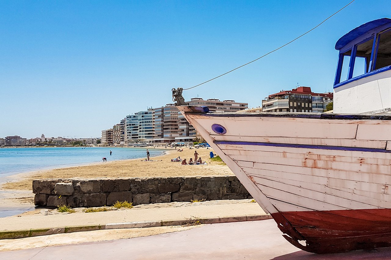  Neubauwohnung in Torrevieja zu verkaufen. Die Wohnung im dritten Stock bietet 2 geräumige Schlafzimmer, 2 Badezimmer (eins davon Ensuite), einen offe