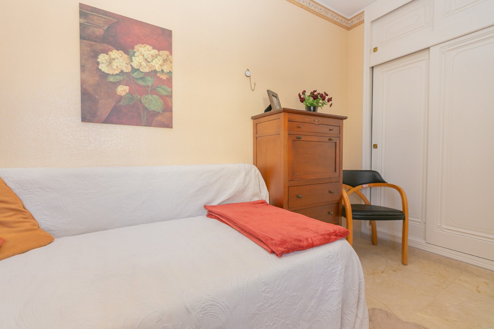  Entdecken Sie diesen charmanten Bungalow im Erdgeschoss, gelegen in einer der schönsten und charaktervollsten Wohnanlagen in Playa Flamenca. Eine typ