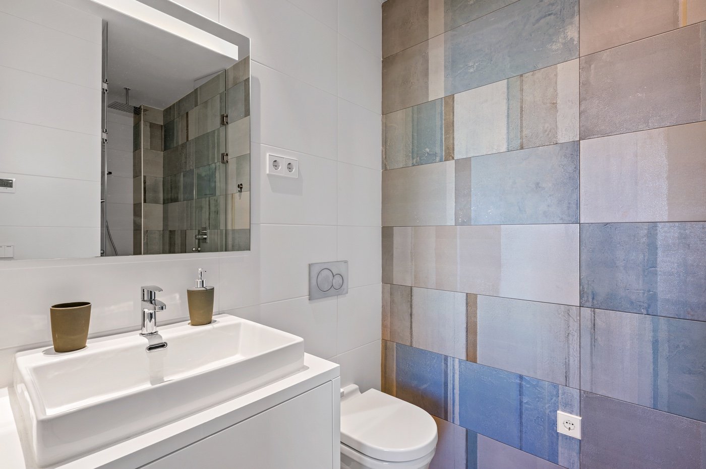  Erleben Sie mediterranes Wohnen der Extraklasse in diesem exklusiven Luxusapartment in der begehrten Wohnanlage Níspero innerhalb des Las Colinas Gol