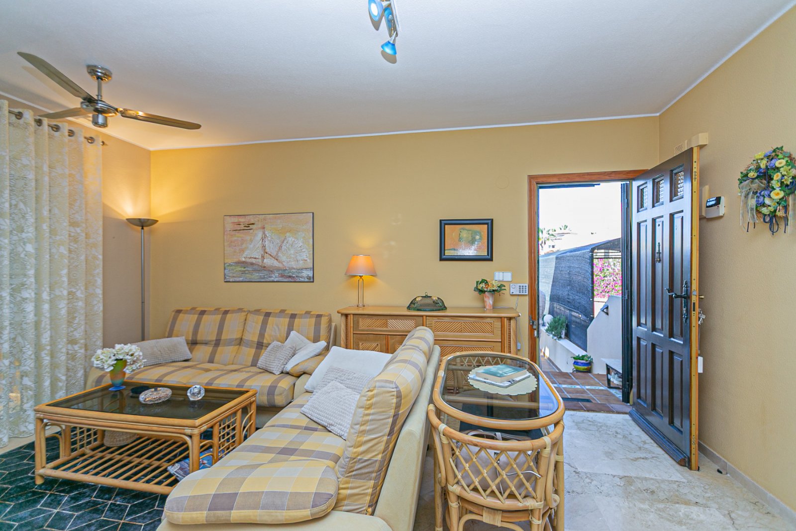  Entdecken Sie diesen charmanten Bungalow im Erdgeschoss, gelegen in einer der schönsten und charaktervollsten Wohnanlagen in Playa Flamenca. Eine typ