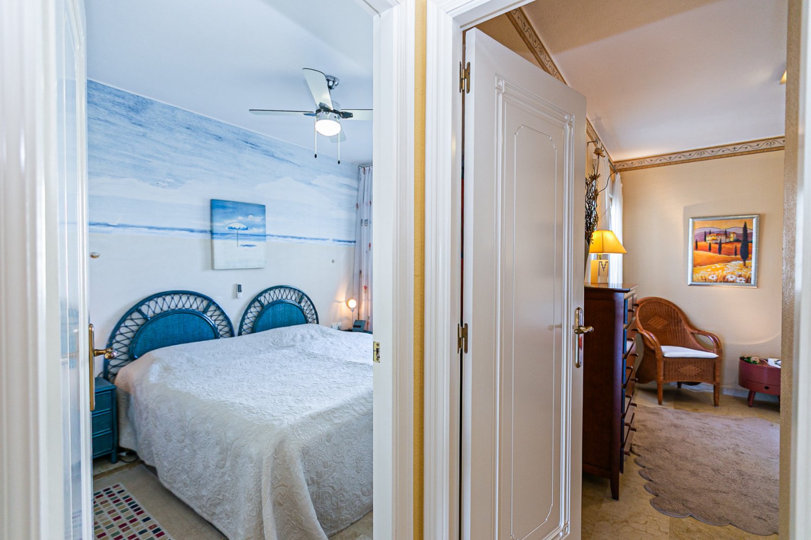  Entdecken Sie diesen charmanten Bungalow im Erdgeschoss, gelegen in einer der schönsten und charaktervollsten Wohnanlagen in Playa Flamenca. Eine typ