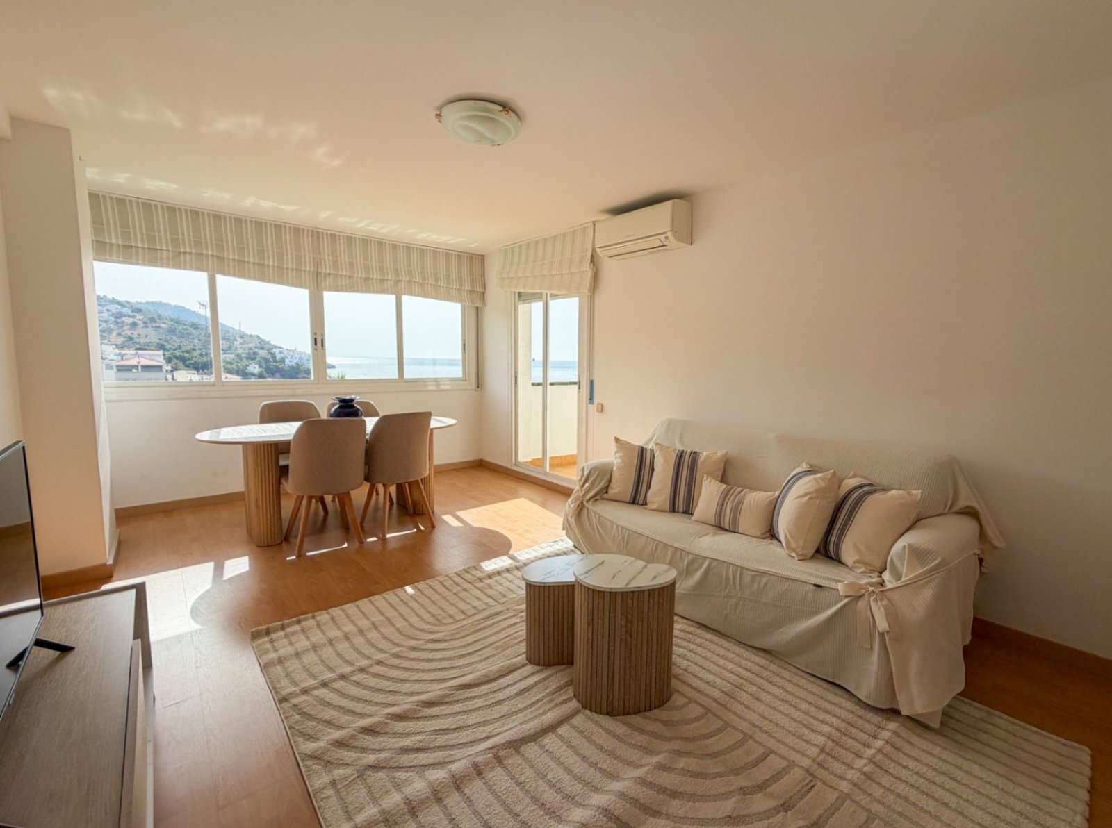 EntréebereichUnser Lieblingsbereich: das geräumige und helle Wohn-Esszimmer mit atemberaubendem Blick auf das Meer und den Na