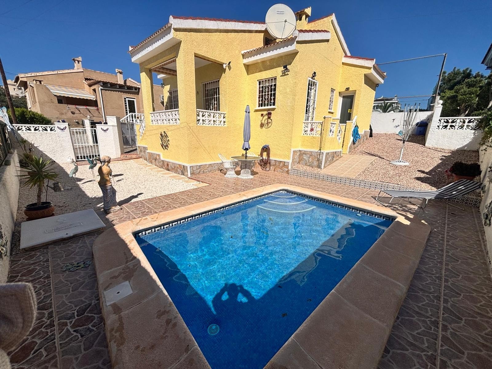 Located in the sought-after area of Ciudad Quesada, this charming detached villa offers the perfect blend of comfort, privacy, and convenience—ideal