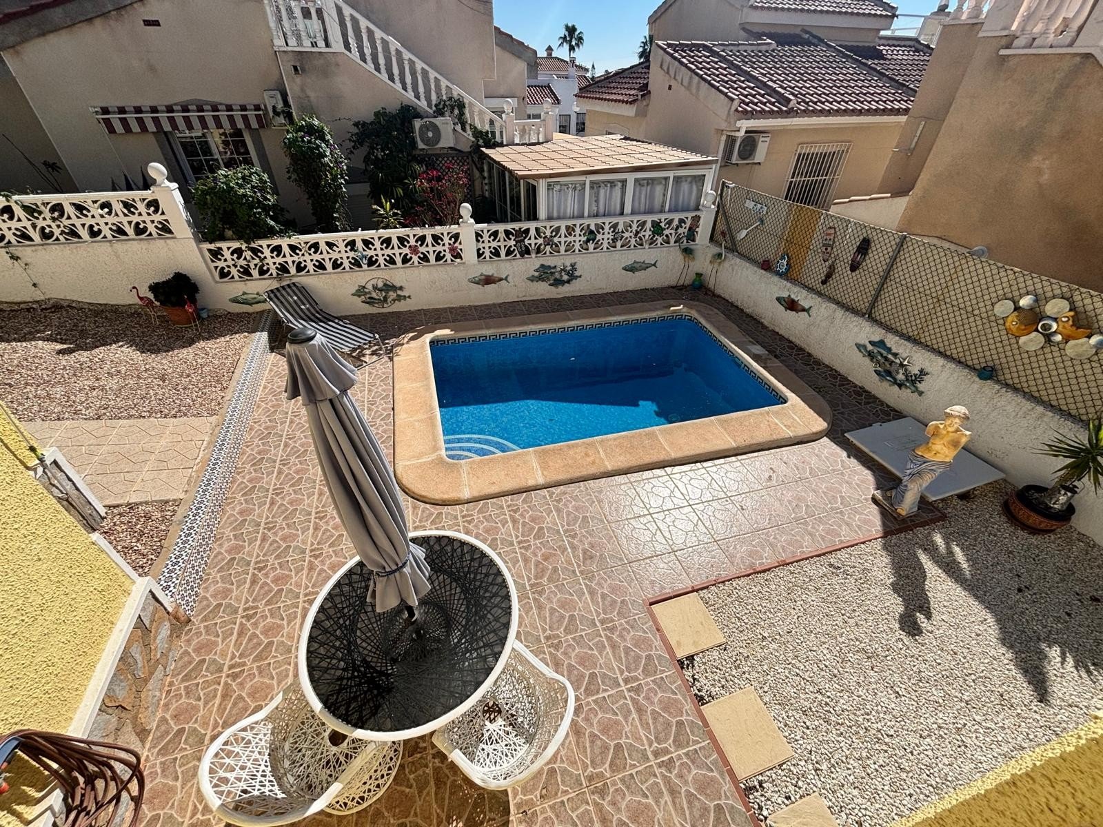 Located in the sought-after area of Ciudad Quesada, this charming detached villa offers the perfect blend of comfort, privacy, and convenience—ideal