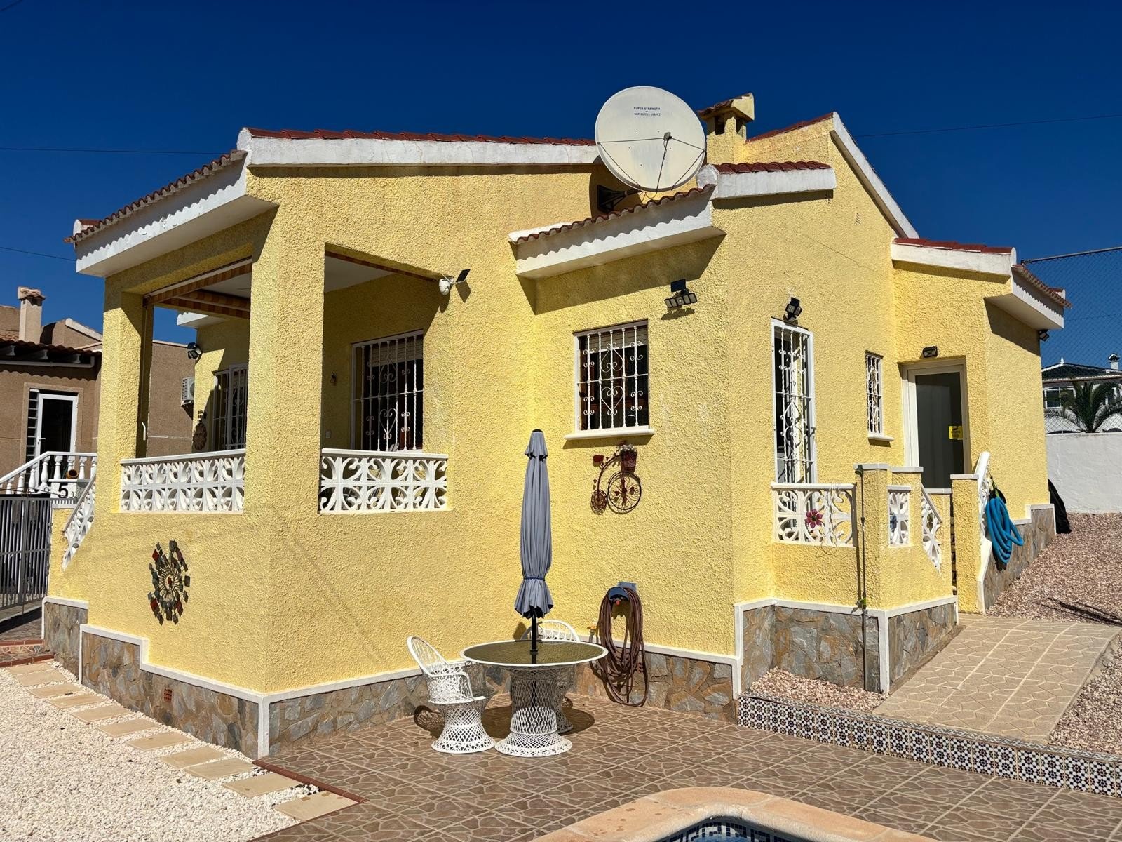 Located in the sought-after area of Ciudad Quesada, this charming detached villa offers the perfect blend of comfort, privacy, and convenience—ideal
