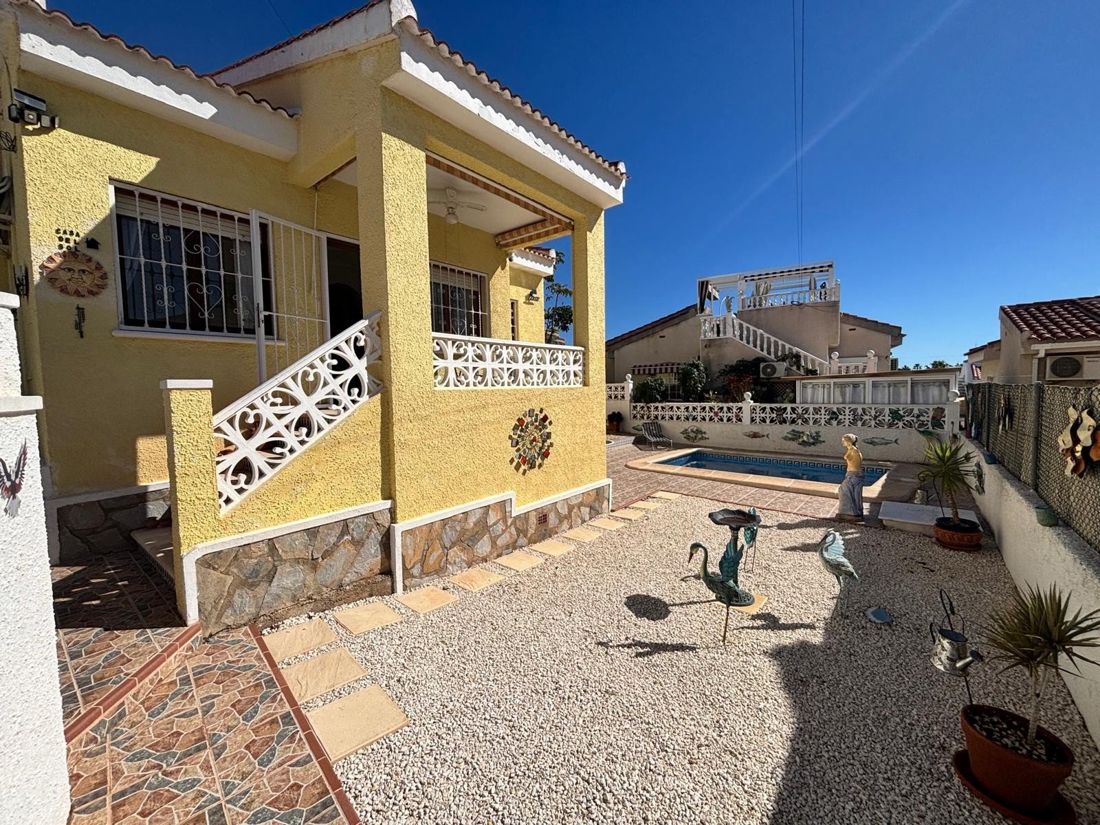 Located in the sought-after area of Ciudad Quesada, this charming detached villa offers the perfect blend of comfort, privacy, and convenience—ideal