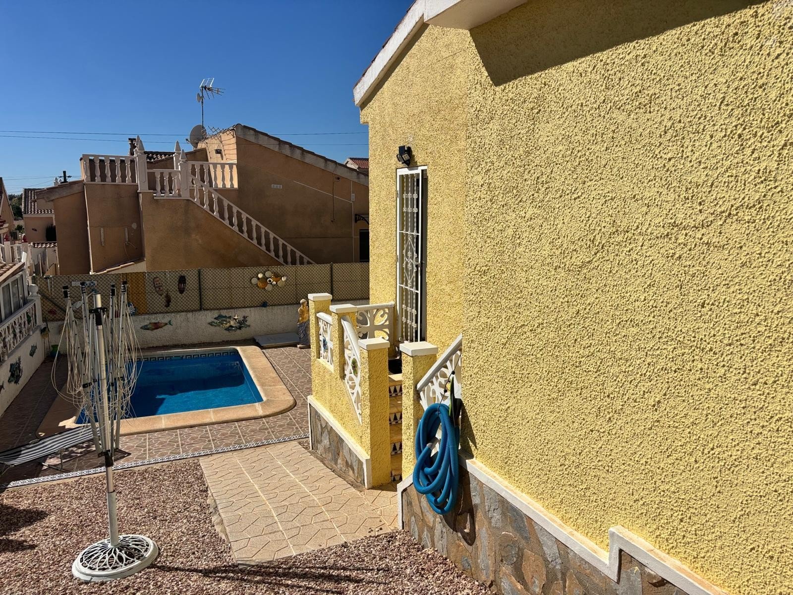 Located in the sought-after area of Ciudad Quesada, this charming detached villa offers the perfect blend of comfort, privacy, and convenience—ideal