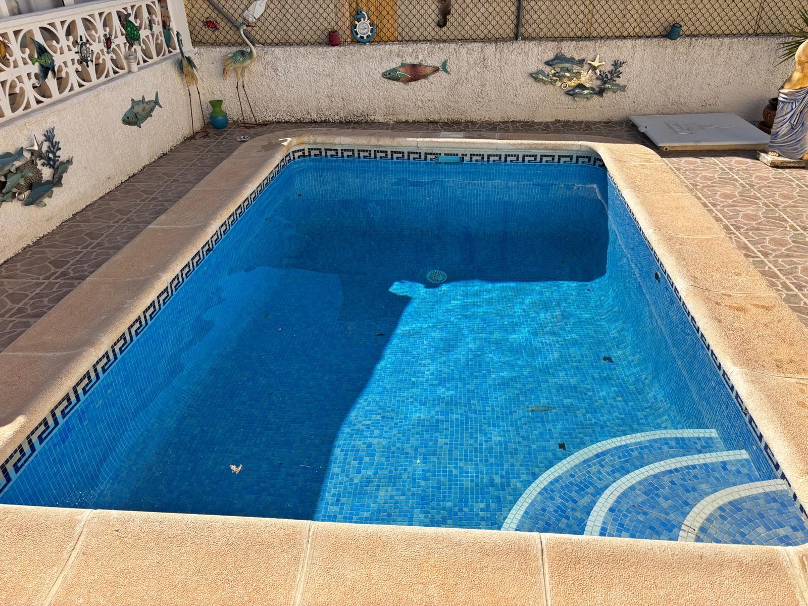 Located in the sought-after area of Ciudad Quesada, this charming detached villa offers the perfect blend of comfort, privacy, and convenience—ideal