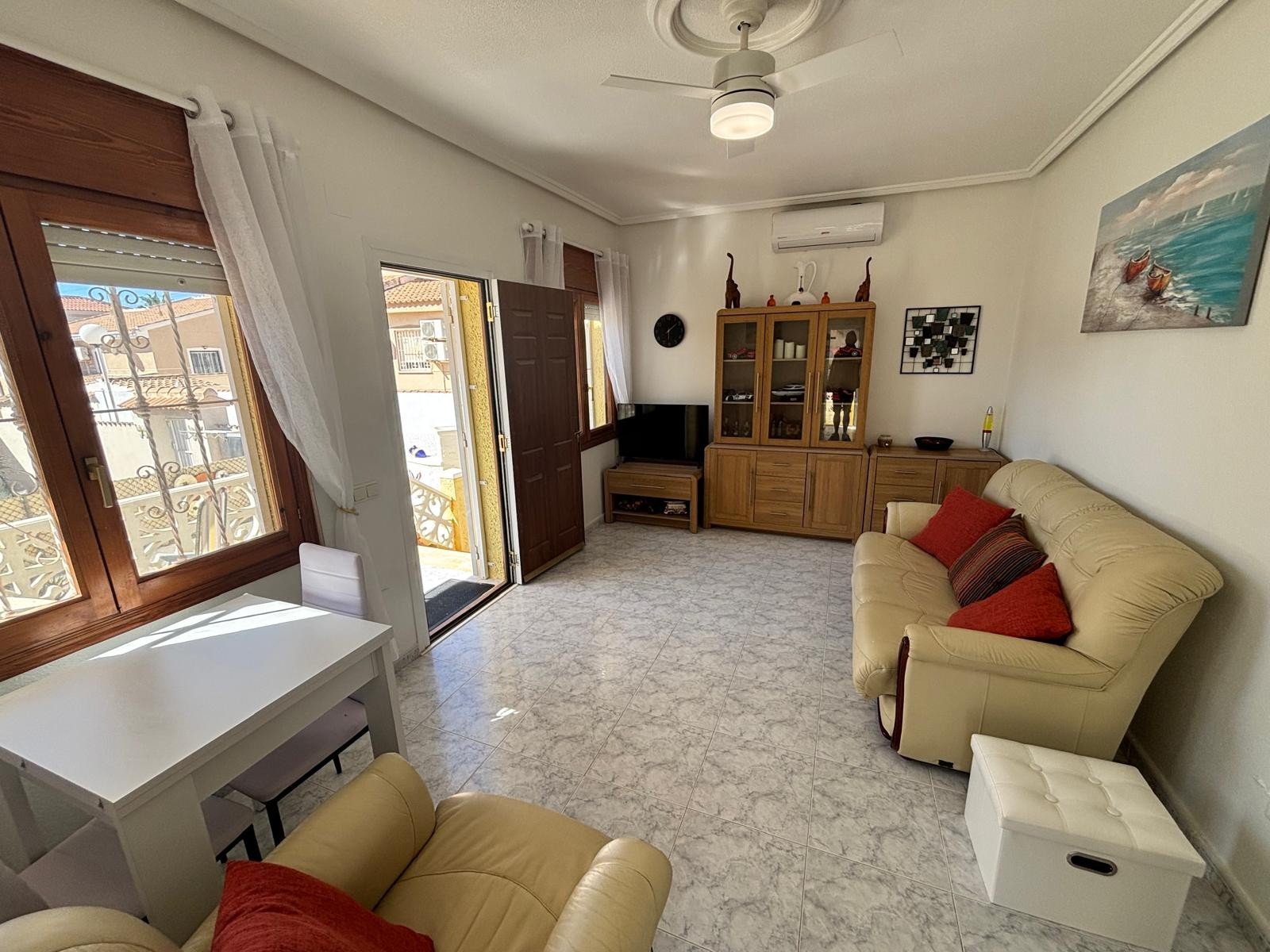 Located in the sought-after area of Ciudad Quesada, this charming detached villa offers the perfect blend of comfort, privacy, and convenience—ideal