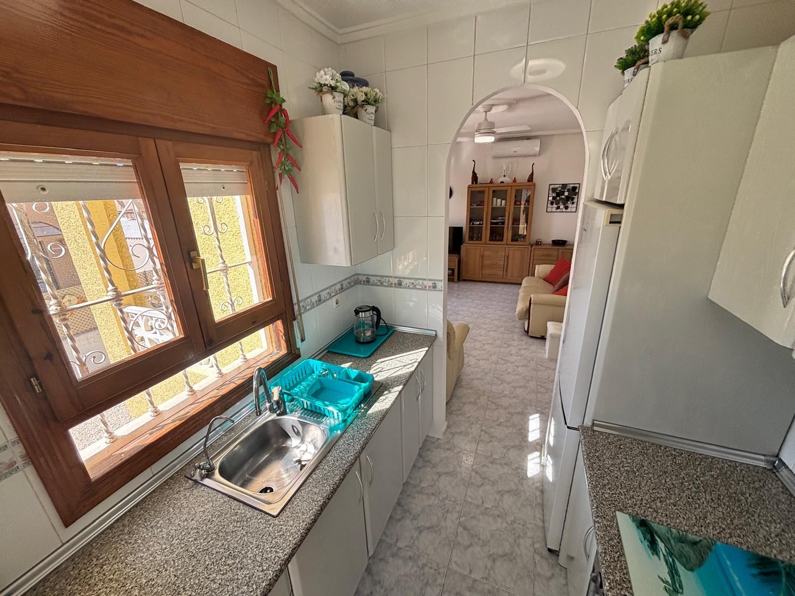 Located in the sought-after area of Ciudad Quesada, this charming detached villa offers the perfect blend of comfort, privacy, and convenience—ideal