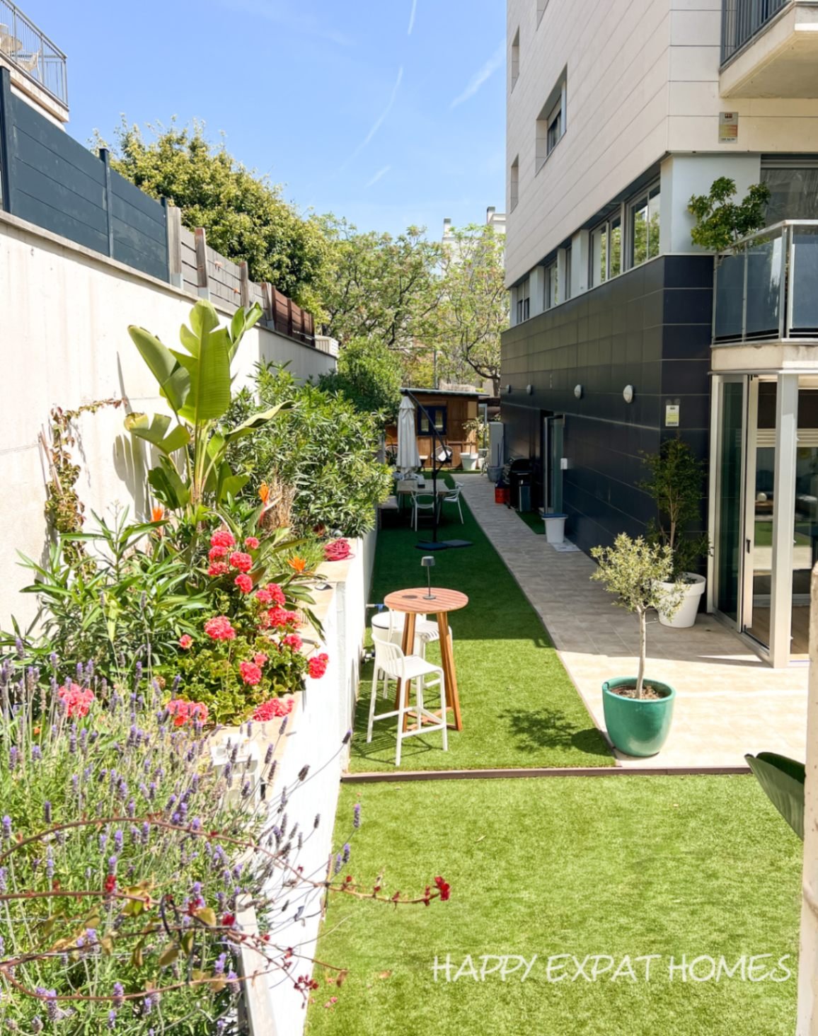 Mit dieser Wohnung in La Plana lautet das Schlüsselwort: GARTEN.\
Ein privater Rückzugsort dieser Größe nur einen kurzen