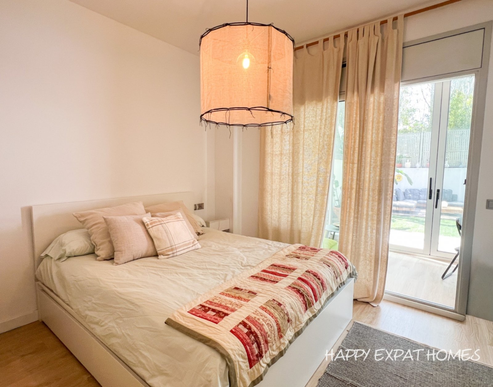 Mit dieser Wohnung in La Plana lautet das Schlüsselwort: GARTEN.\
Ein privater Rückzugsort dieser Größe nur einen kurzen
