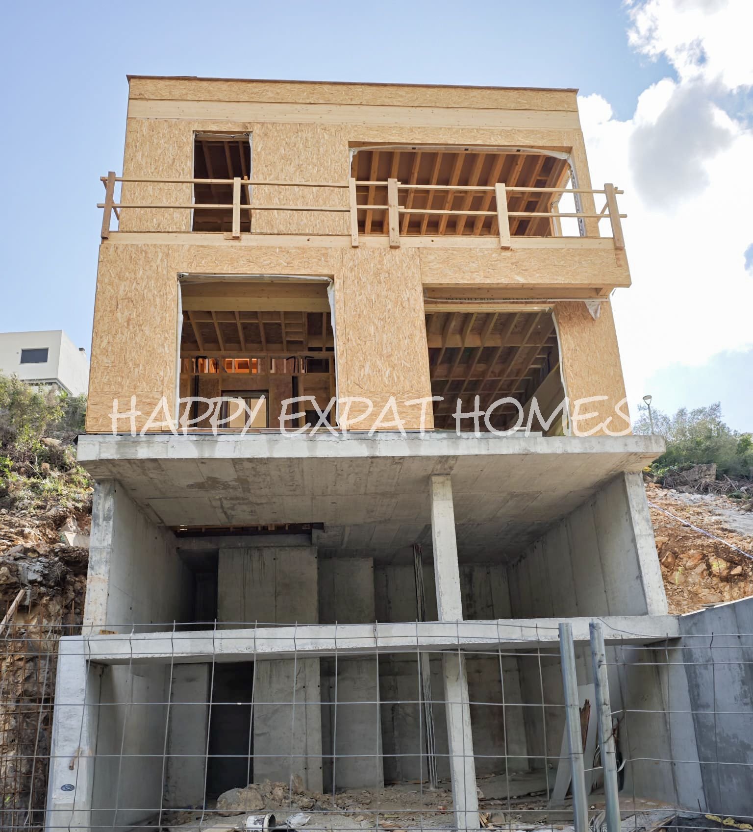 Unvollendetes freistehendes Passivhaus in Mas Alba, einer ruhigen Wohngegend direkt hinter Sitges, nahe dem Handelsbereich mit Aldi und Lidl. Administ