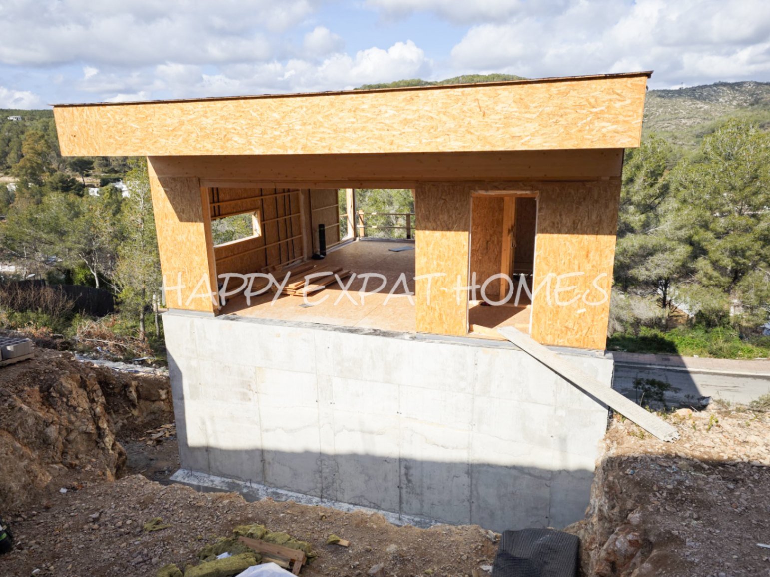 Unvollendetes freistehendes Passivhaus in Mas Alba, einer ruhigen Wohngegend direkt hinter Sitges, nahe dem Handelsbereich mit Aldi und Lidl. Administ