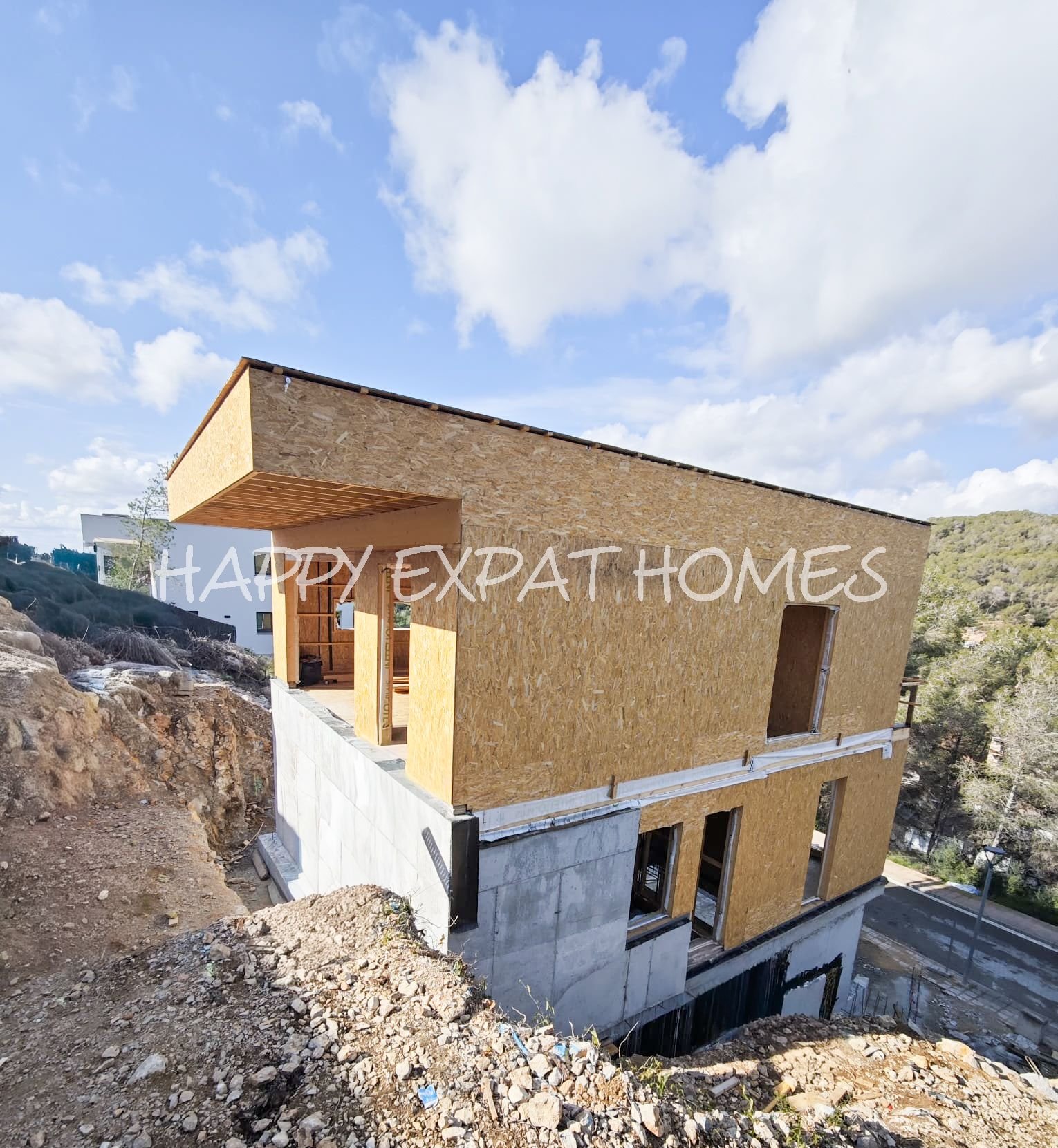 Unvollendetes freistehendes Passivhaus in Mas Alba, einer ruhigen Wohngegend direkt hinter Sitges, nahe dem Handelsbereich mit Aldi und Lidl. Administ