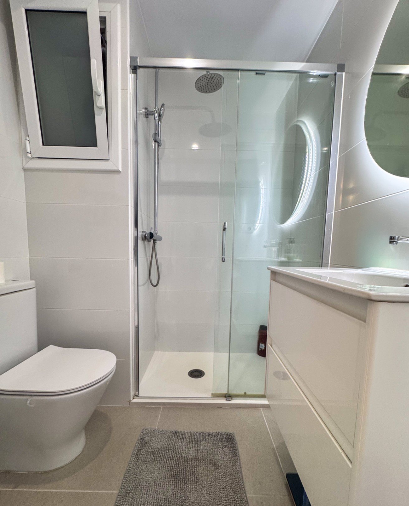Suchen Sie ein Zuhause mitten im Zentrum, aber ohne Lärm? Diese wunderschön renovierte Wohnung bietet das Beste aus beiden Welten.\
